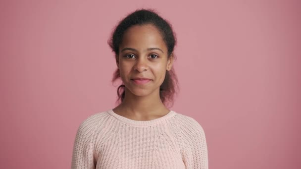 분홍색 작업실에서 기뻐하는 긍정적 아프리카 — 비디오
