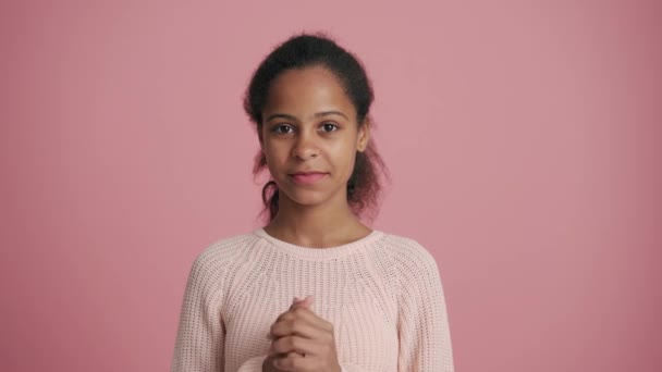 분홍색 작업실에서 기뻐하는 긍정적 아프리카 — 비디오
