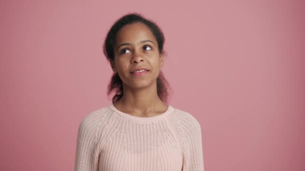 Positiivinen Afrikkalainen Pieni Tyttö Iloitsee Vaaleanpunainen Studio — kuvapankkivideo