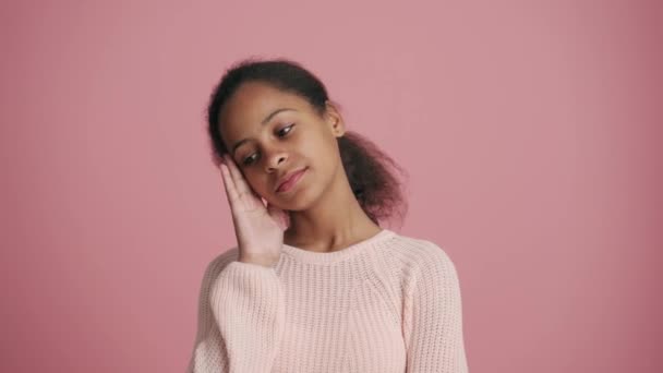 Positiv Afrikansk Liten Jente Som Fryder Seg Det Rosa Studioet – stockvideo