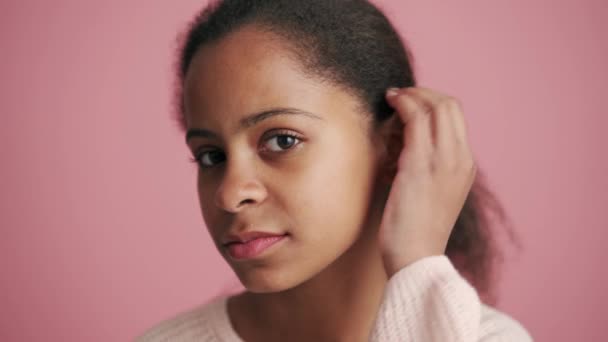 Pozytywna Afrykańska Dziewczynka Radująca Się Różowym Studio — Wideo stockowe