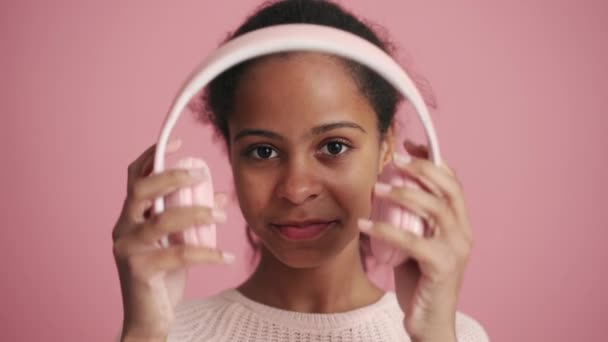 Positiivinen Afrikkalainen Pieni Tyttö Iloitsee Vaaleanpunainen Studio — kuvapankkivideo