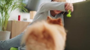 Evde köpeğiyle oynayan pozitif Asyalı kadın.