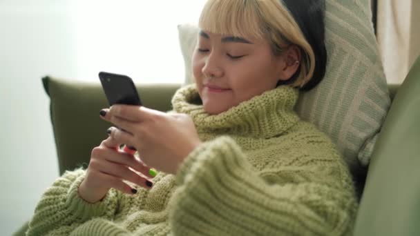 Positiva Mujer Asiática Escribiendo Por Teléfono Casa — Vídeo de stock