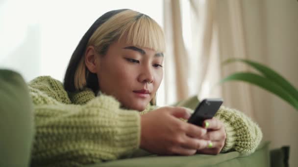 Feliz Mujer Asiática Escribiendo Por Teléfono Mirando Lado Casa — Vídeo de stock