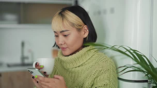 집에서 전화를 마시는 전형적 아시아 — 비디오