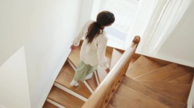 Mutlu Afrikalı kadın merdivenleri çıkıyor.