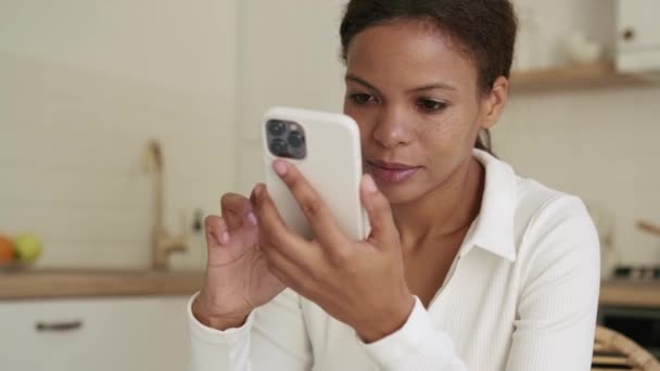 Mujer Africana Positiva Mirando Teléfono Desayuno — Vídeos de Stock