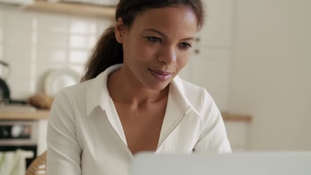在家里笔记本电脑上工作的快乐的非洲女人 — 图库视频影像