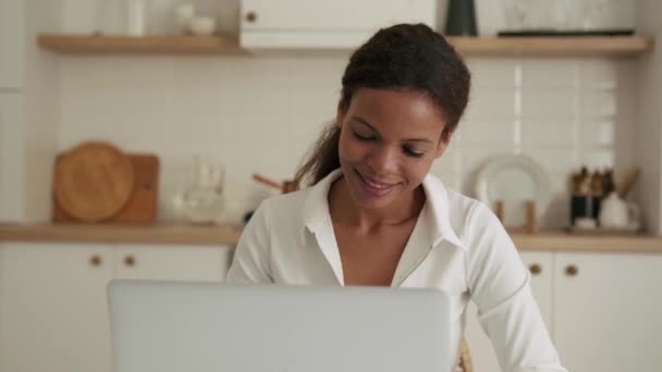 Африканська Усміхнена Жінка Друкує Ноутбук Вдома — стокове відео