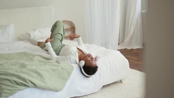 Mujer Africana Guapa Escuchando Música Auriculares Cama — Vídeo de stock