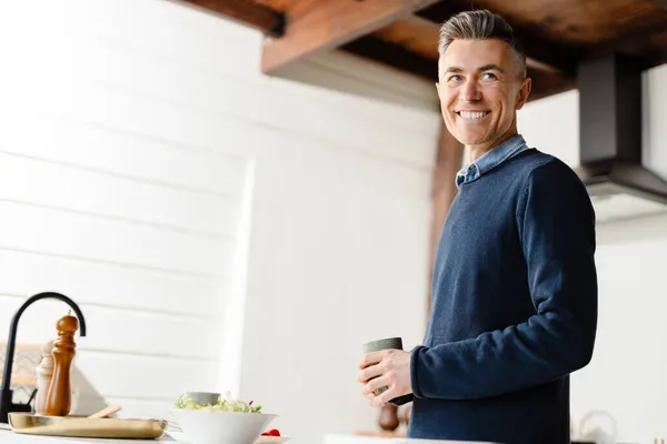Mutfakta Duran Orta Yaşlı Beyaz Adam Bardağını Tutuyor — Stok fotoğraf