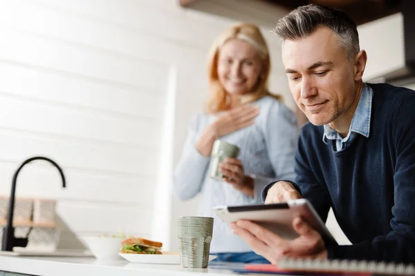 Pareja Esposa Marido Desayunando Mañana Antes Del Trabajo Trabajando Dispositivo — Foto de Stock