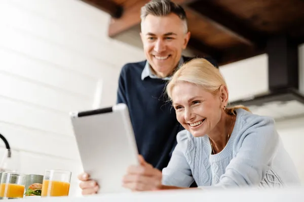 Sonriendo Pareja Mediana Edad Una Videollamada Través Una Tableta Digital — Foto de Stock