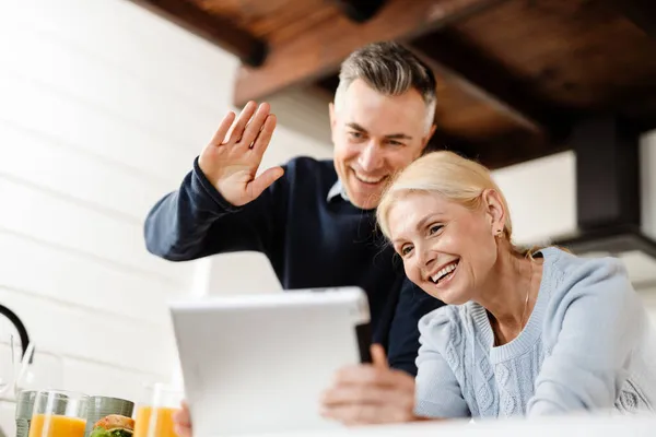 Sonriente Pareja Mediana Edad Una Videollamada Través Una Tableta Digital — Foto de Stock