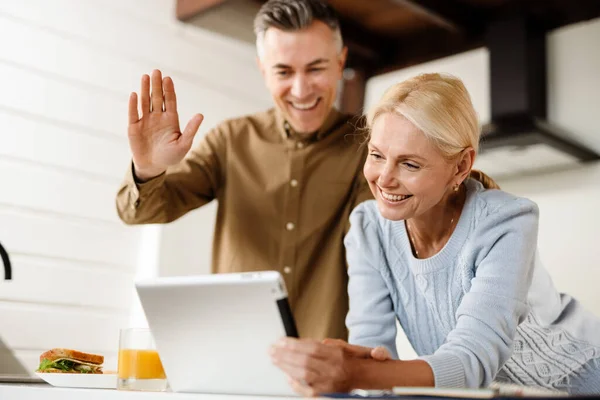 Sonriente Pareja Mediana Edad Una Videollamada Través Una Tableta Digital — Foto de Stock