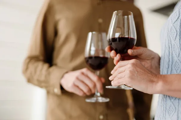 Menutup Pasangan Minum Anggur Merah Dapur Rumah Memanggang — Stok Foto