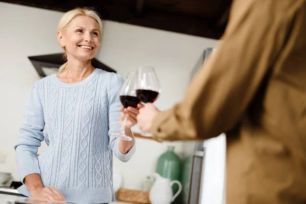 Sorridente Coppia Mezza Età Che Beve Vino Rosso Cucina Casa — Foto Stock