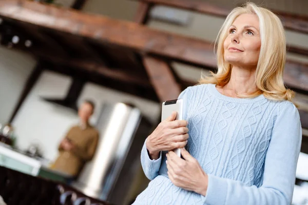 Sonriente Mujer Mediana Edad Sosteniendo Tableta Computadora Pie Sala Estar — Foto de Stock