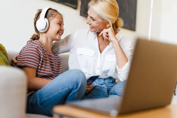 Blanke Moeder Dochter Met Behulp Van Mobiele Telefoon Koptelefoon Tijdens — Stockfoto