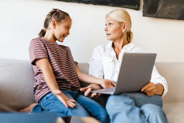 Mère Fille Blanches Souriant Utilisant Téléphone Portable Assis Sur Canapé — Photo