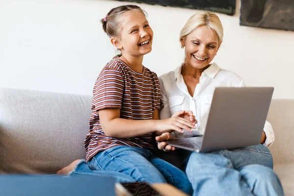 Weiße Mutter Und Tochter Lächeln Und Telefonieren Während Sie Hause — Stockfoto