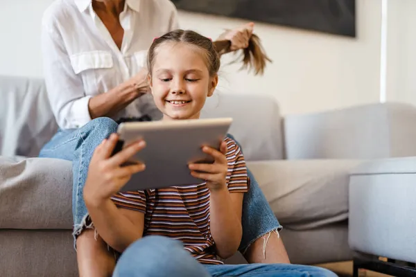 Wit Meisje Met Behulp Van Tablet Computer Terwijl Haar Moeder — Stockfoto