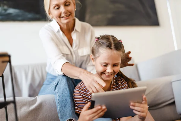 Witte Moeder Dochter Met Behulp Van Tablet Computer Samen Thuis — Stockfoto