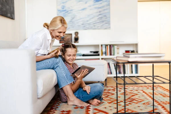 Wit Meisje Met Behulp Van Tablet Computer Terwijl Haar Moeder — Stockfoto