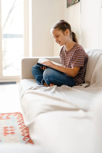 Біла Дівчина Посміхаючись Читаючи Книгу Сидить Дивані Вдома — стокове фото