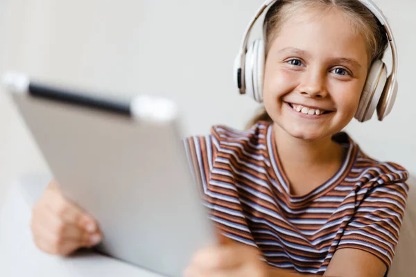 Menina Branca Fones Ouvido Usando Computador Tablet Enquanto Sentado Sofá — Fotografia de Stock