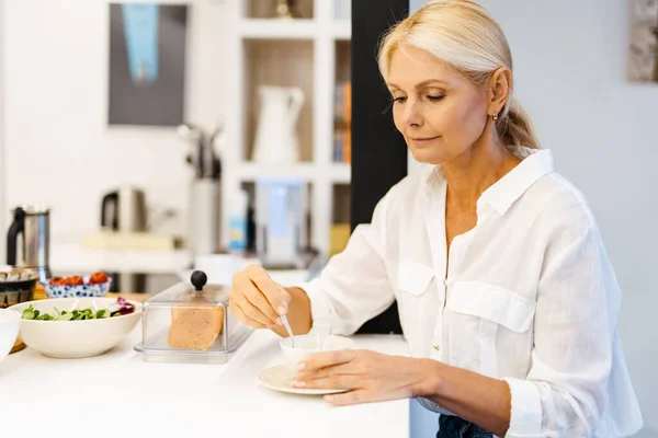 Valkoinen Blondi Nainen Juo Teetä Istuessaan Keittiössä Kotona — kuvapankkivalokuva