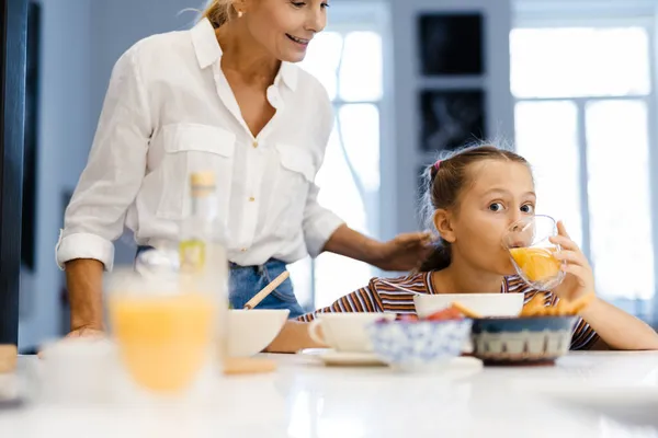 Біла Мати Дочка Посміхаються Обідаючи Кухні Вдома — стокове фото
