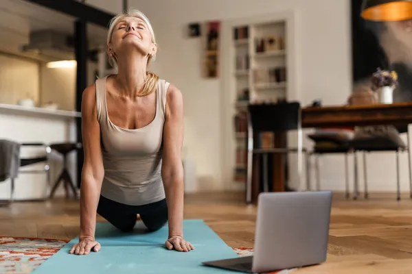 Blond Mogen Kvinna Ler Och Använder Laptop Yogautövandet Hemma — Stockfoto