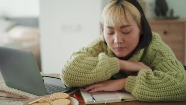 悲しいアジアの女性は家で寝る — ストック動画