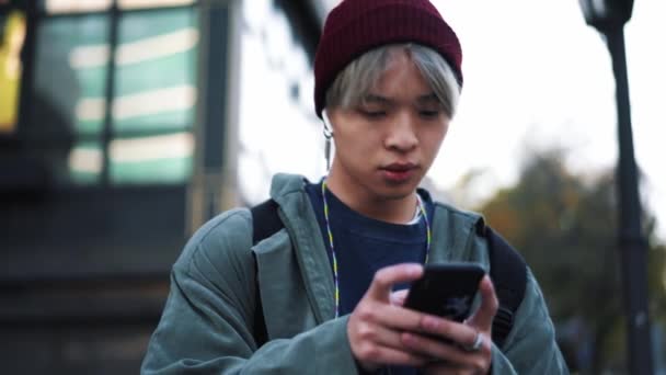 Schöner Asiatischer Mann Der Telefon Sms Schreibt Und Nach Draußen — Stockvideo