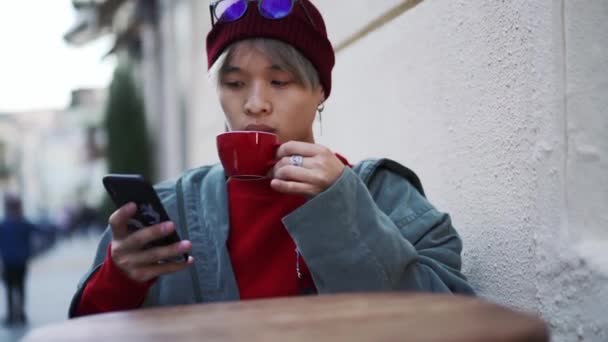 Coreano Ragazzo Bere Caffè Guardando Telefono All Aperto — Video Stock