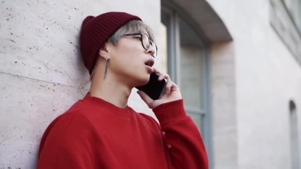 Orang Asia Yang Serius Berbicara Melalui Telepon Luar Ruangan — Stok Video