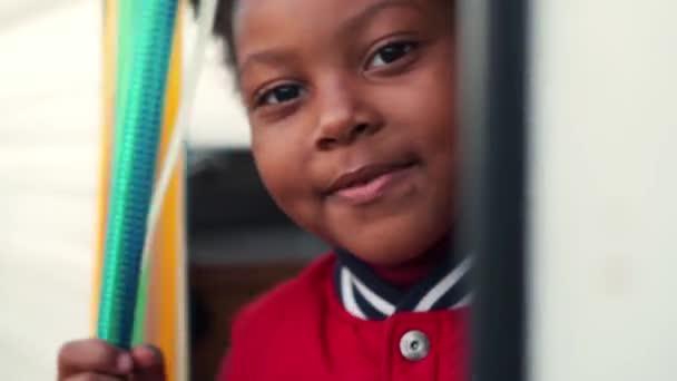 Happy Little African Girl Mówi Zasłony Przyczepy — Wideo stockowe