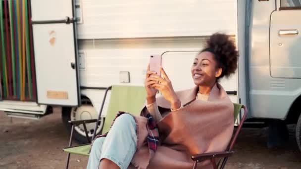 Pozitivní Africká Žena Dělat Selfie Blízkosti Přívěsu — Stock video