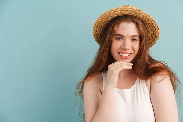 Joven Mujer Jengibre Sombrero Paja Sonriendo Mirando Cámara Aislada Sobre —  Fotos de Stock