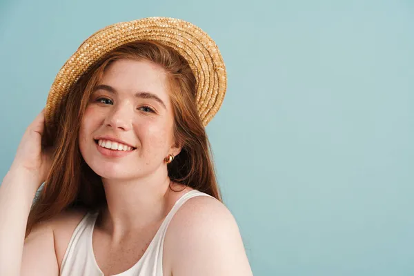 Joven Mujer Jengibre Sombrero Paja Sonriendo Mirando Cámara Aislada Sobre —  Fotos de Stock
