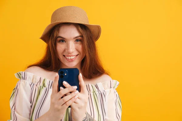 Mujer Jengibre Joven Sombrero Sonriendo Utilizando Teléfono Móvil Aislado Sobre —  Fotos de Stock