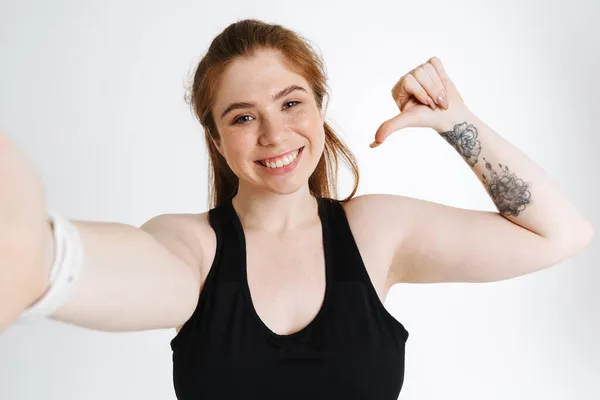 Roodharige Vrouw Wijzend Vinger Naar Zichzelf Tijdens Het Nemen Van — Stockfoto