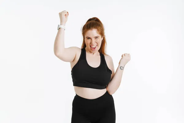 Uśmiechnięta Młoda Kobieta Size Fitness Odzieży Sportowej Stojąca Białym Tle — Zdjęcie stockowe