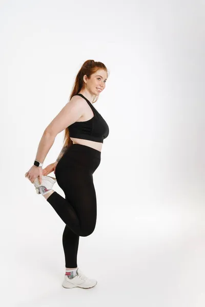 Glimlachende Jonge Size Fitness Vrouw Sportkleding Staan Witte Achtergrond Doen — Stockfoto