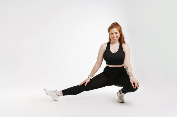 Glimlachende Jonge Size Fitness Vrouw Sportkleding Staan Witte Achtergrond Doen — Stockfoto