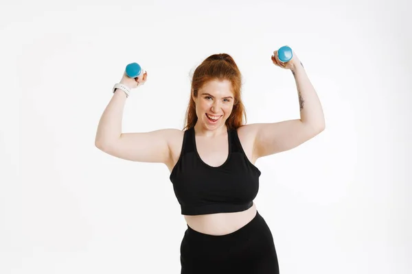 Usmívající Mladý Velikost Fitness Žena Sportovním Oblečení Stojící Nad Bílým — Stock fotografie