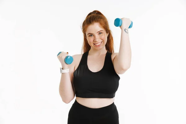 Lachende Jonge Size Fitnessvrouw Sportkleding Staande Witte Achtergrond Oefeningen Met — Stockfoto