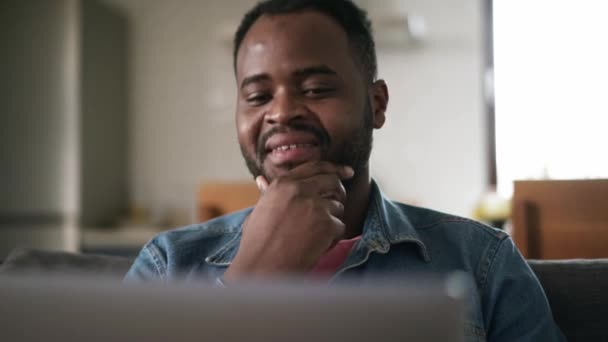 Alegre Hombre Africano Mirando Computadora Portátil Agitando Positivamente Cabeza Casa — Vídeo de stock